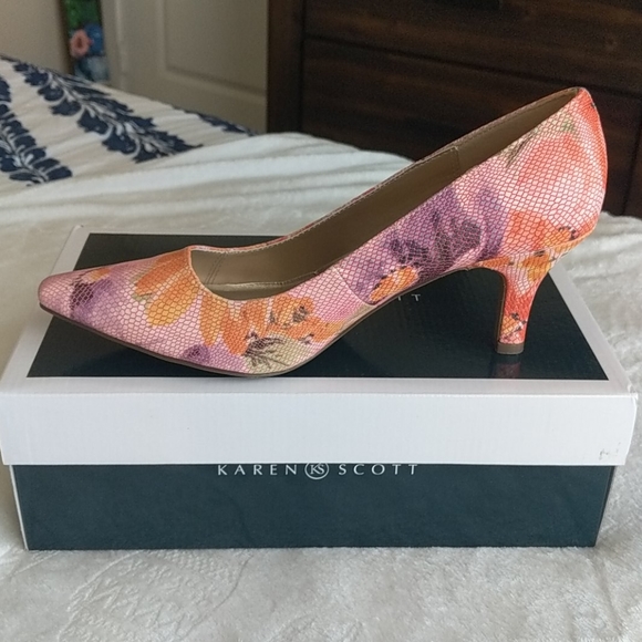 Karen Scott Womens Clancy Pointed Toe Classic Pump - Picture 2 of 15